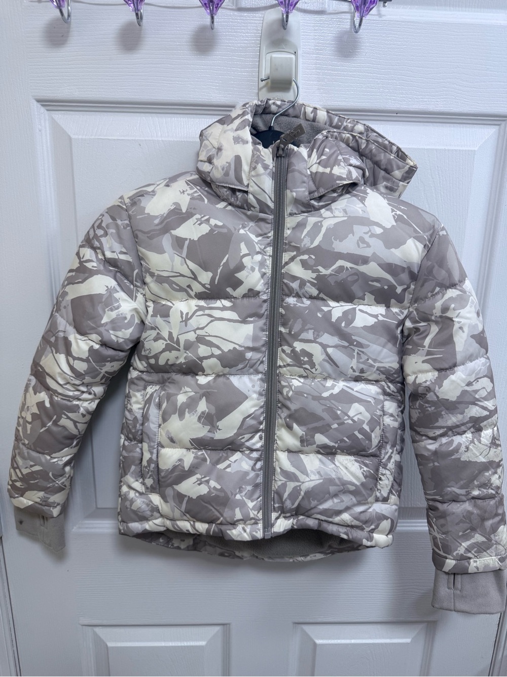 Kids Camo Puffer Jacket with Hood in Gray & Cream Size 4/5